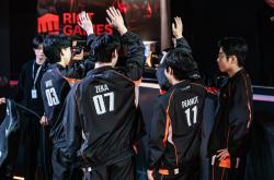 开云体育平台APP-C9横扫IG，Peanut完成史诗逆转焦点之战四强赛，留下经典瞬间