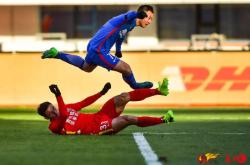 开云平台-重庆斯威队客场力克，登顶榜首