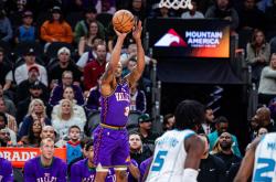 开云体育-火箭大胜黄蜂，戈登砍下全场最高27分