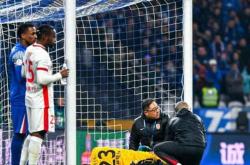 开云下载-比赛结束后球员间的互动引发热议