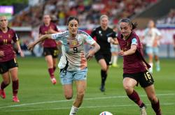 开云APP-女子足球选手在比赛中展现出色战术