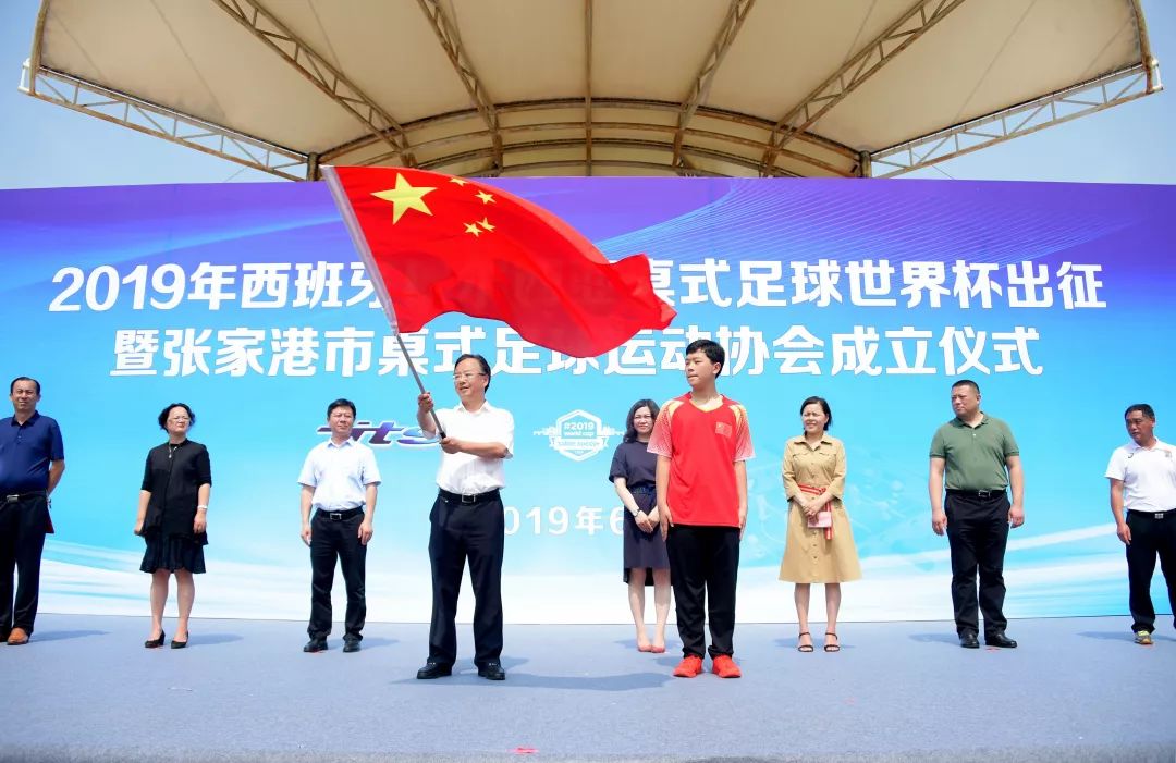 包含亚洲足球决赛：女队选手斗志昂扬的词条