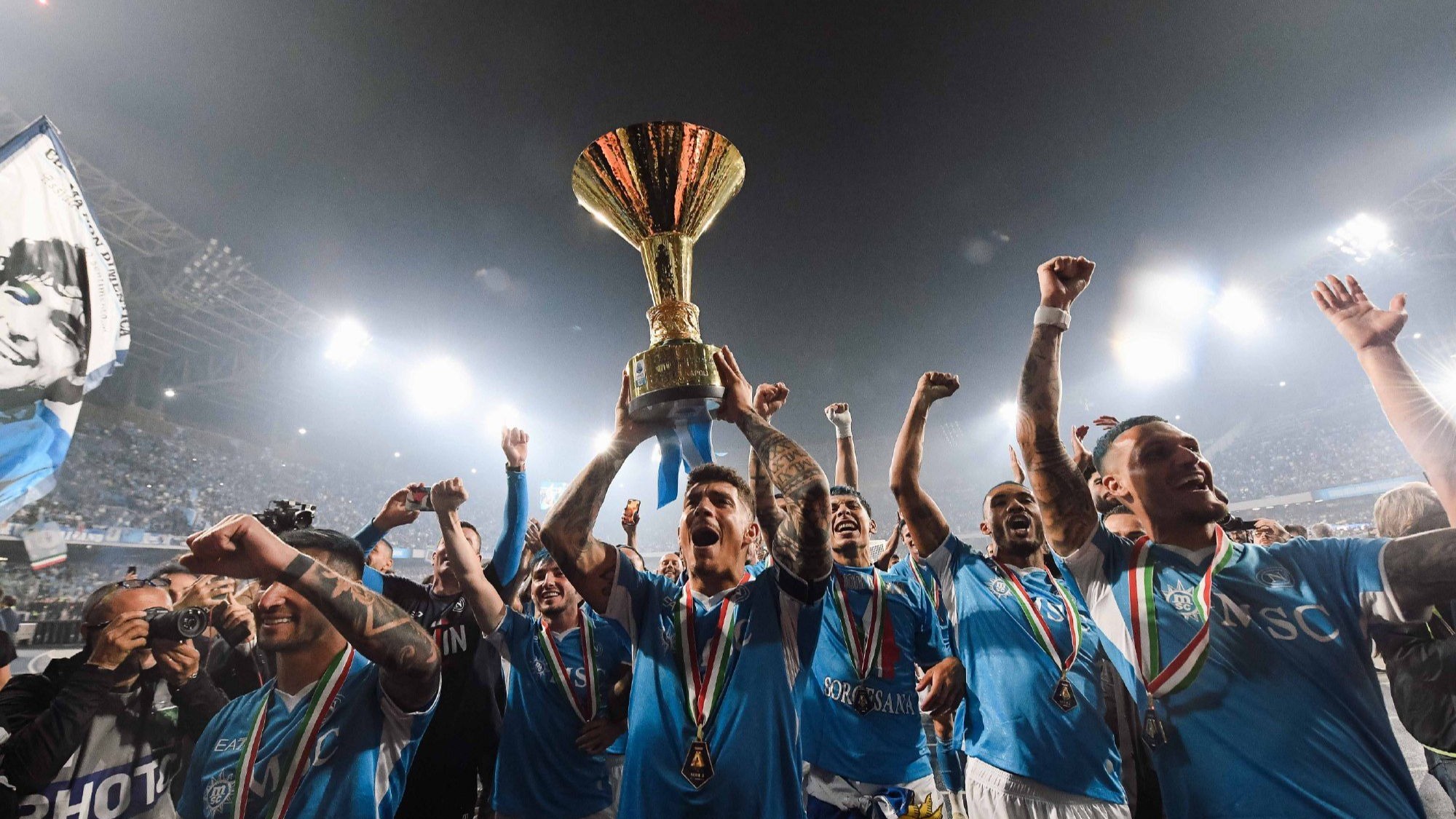 那不勒斯球队备受球迷压力，期待逆转