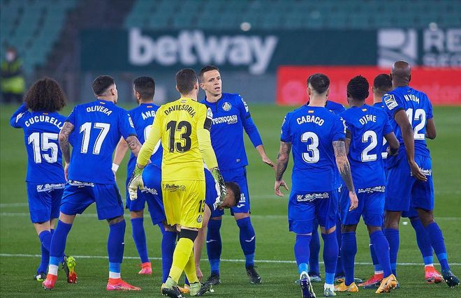 卡昂足球队力擒对手,取得胜利 卡昂足球队力擒对手,取得胜利