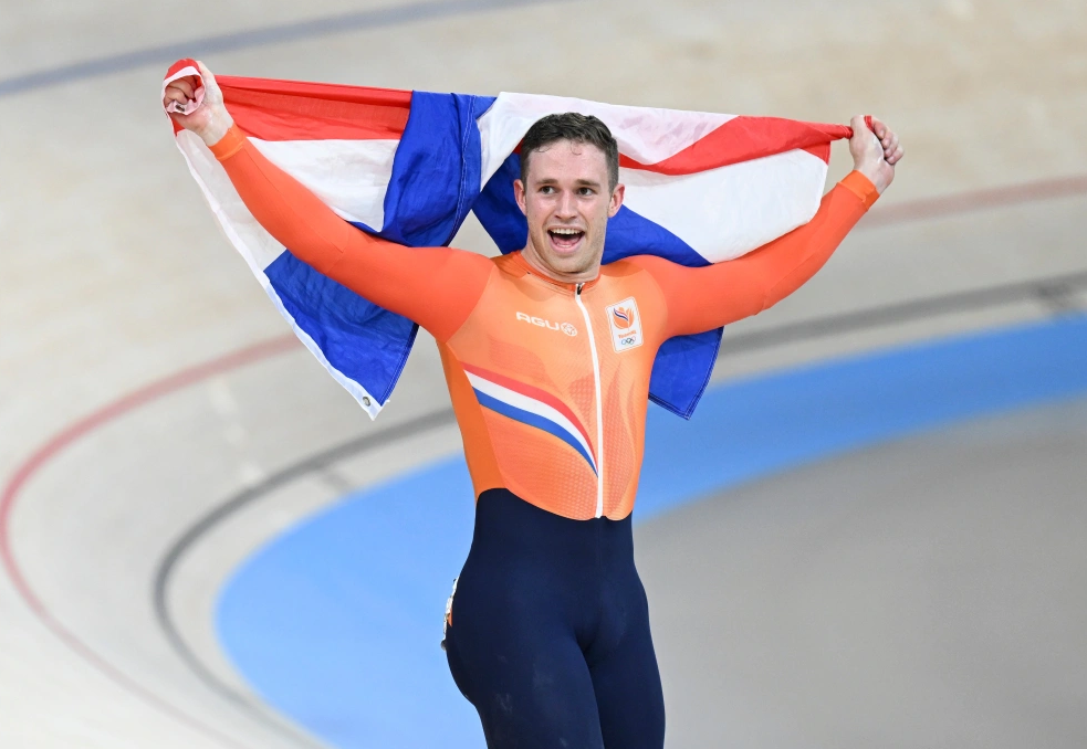 荷兰自行车运动员圆满完成比赛，夺得金牌