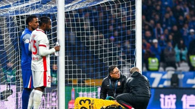 比赛结束后球员间的互动引发热议 比赛结束后球员间的互动引发热议