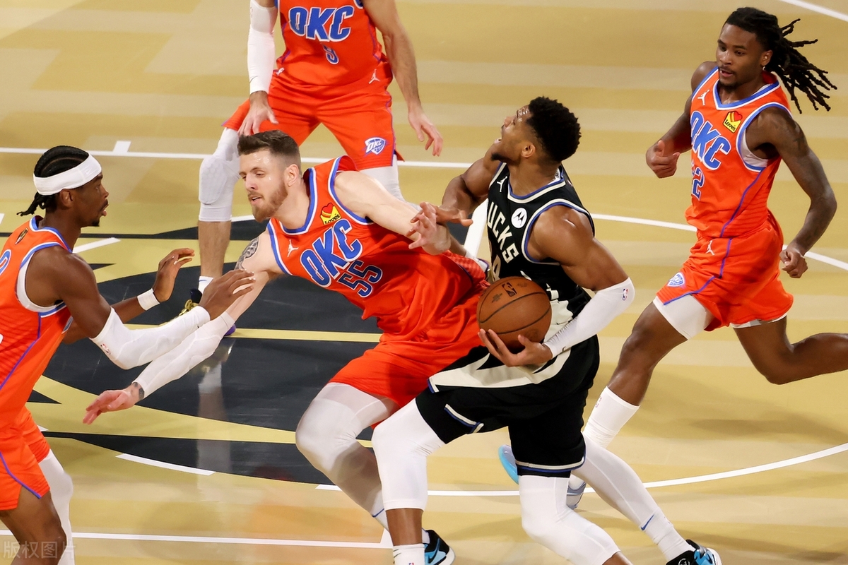 76人鏖战雄鹿，克莱状态火热的简单介绍