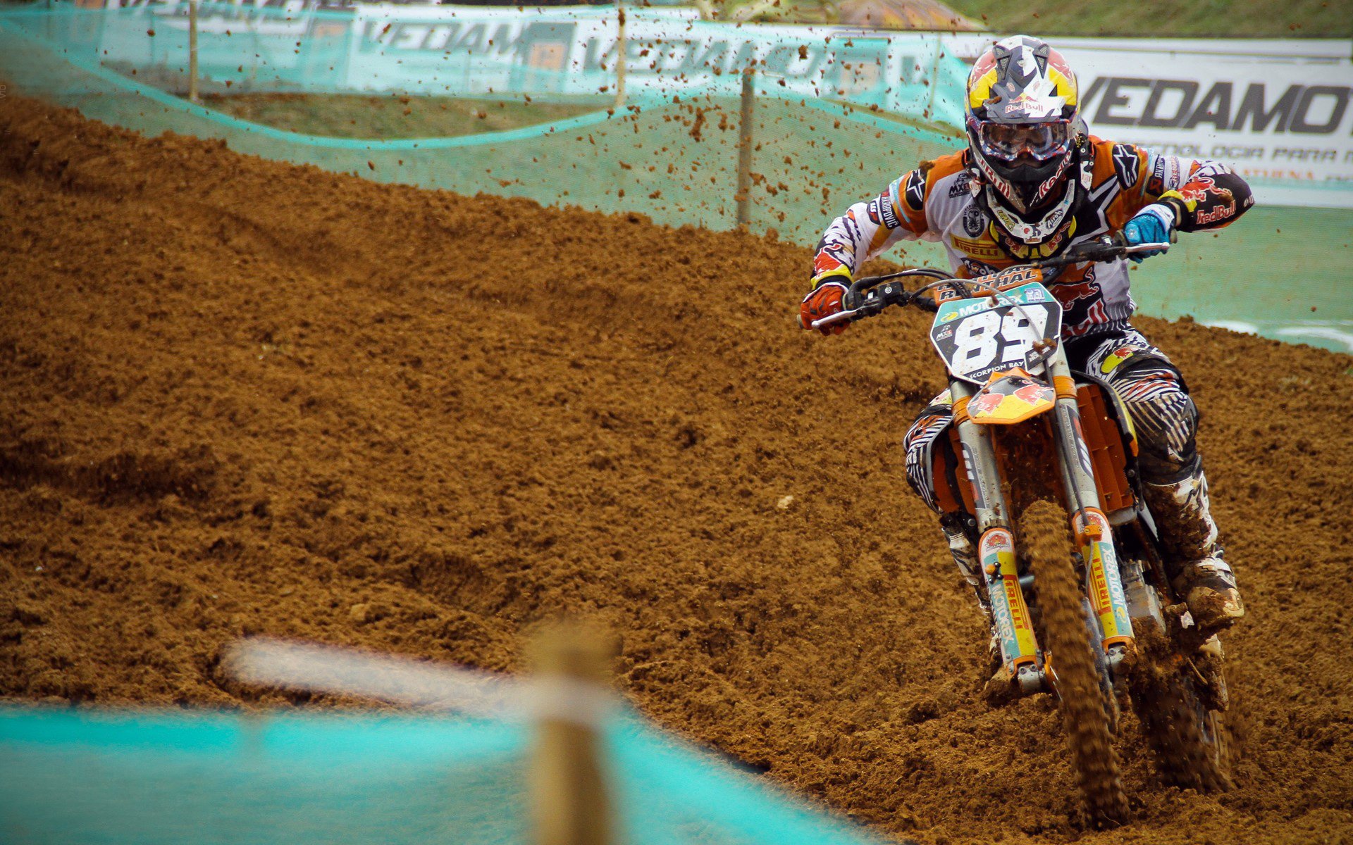 红色狂飙，法拉利逆袭梅赛德斯，维斯塔潘上演神级超越