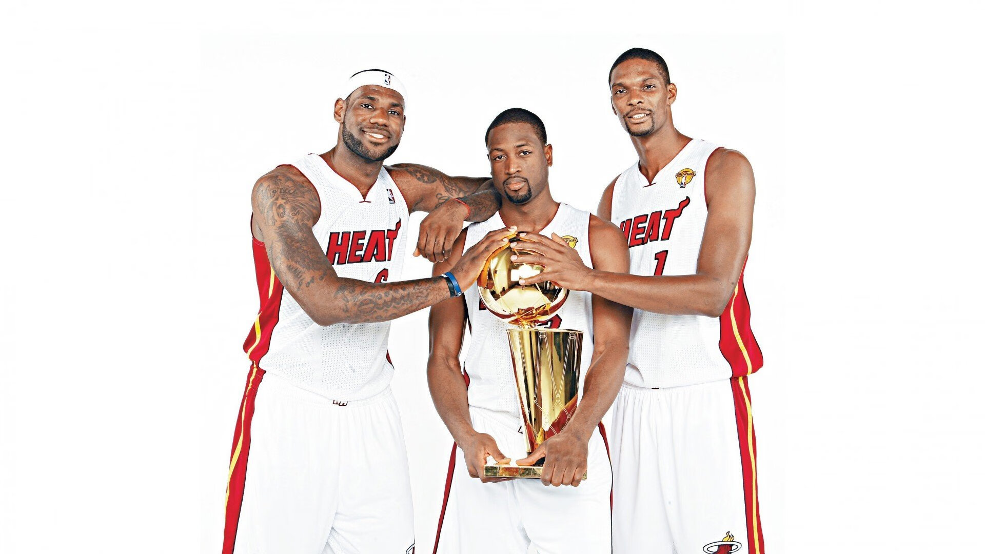 黑马逆袭!雷诺终结梅赛德斯王朝,拉塞尔独孤求败称雄银石