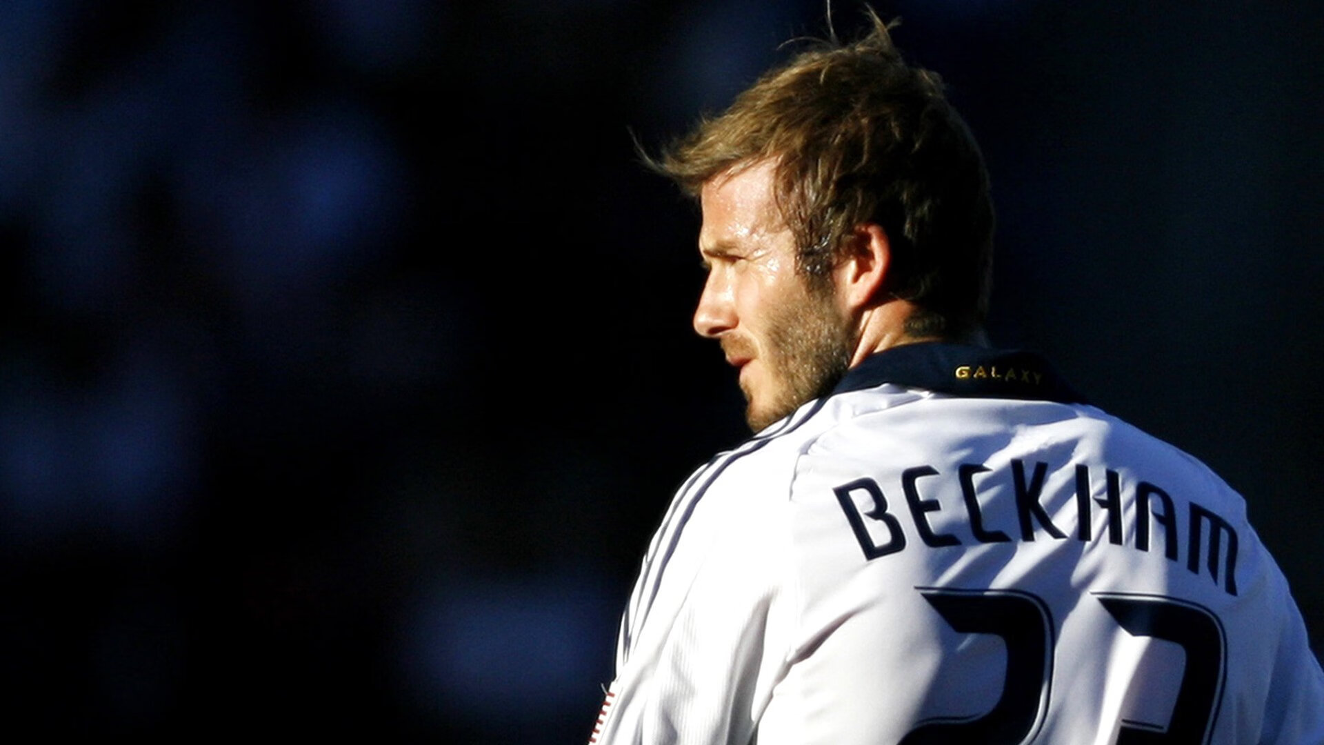 这提供了一个绝佳的想象空间，它可以是一场跨越现实的戏剧，或者是未来某个特殊赛事中的一个隐喻